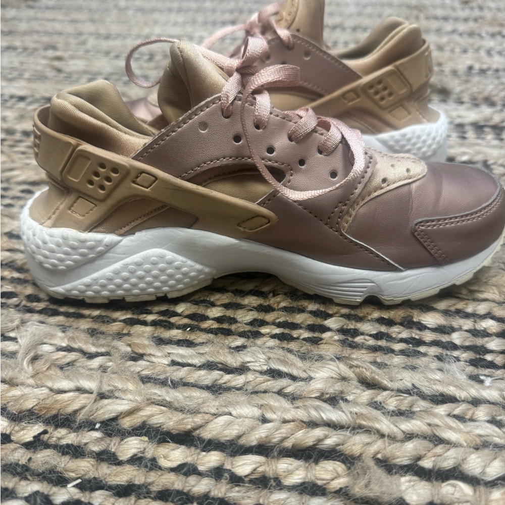 Nike Women's Sneakers in Rose Gold and Beige Nike huarache - Picture 2 of 9